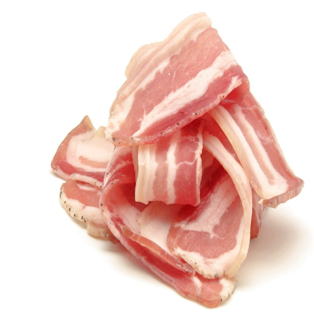Tocino ahumado fresco cortado en láminas, producto de cremería Distribuidora Hermanos Rojas