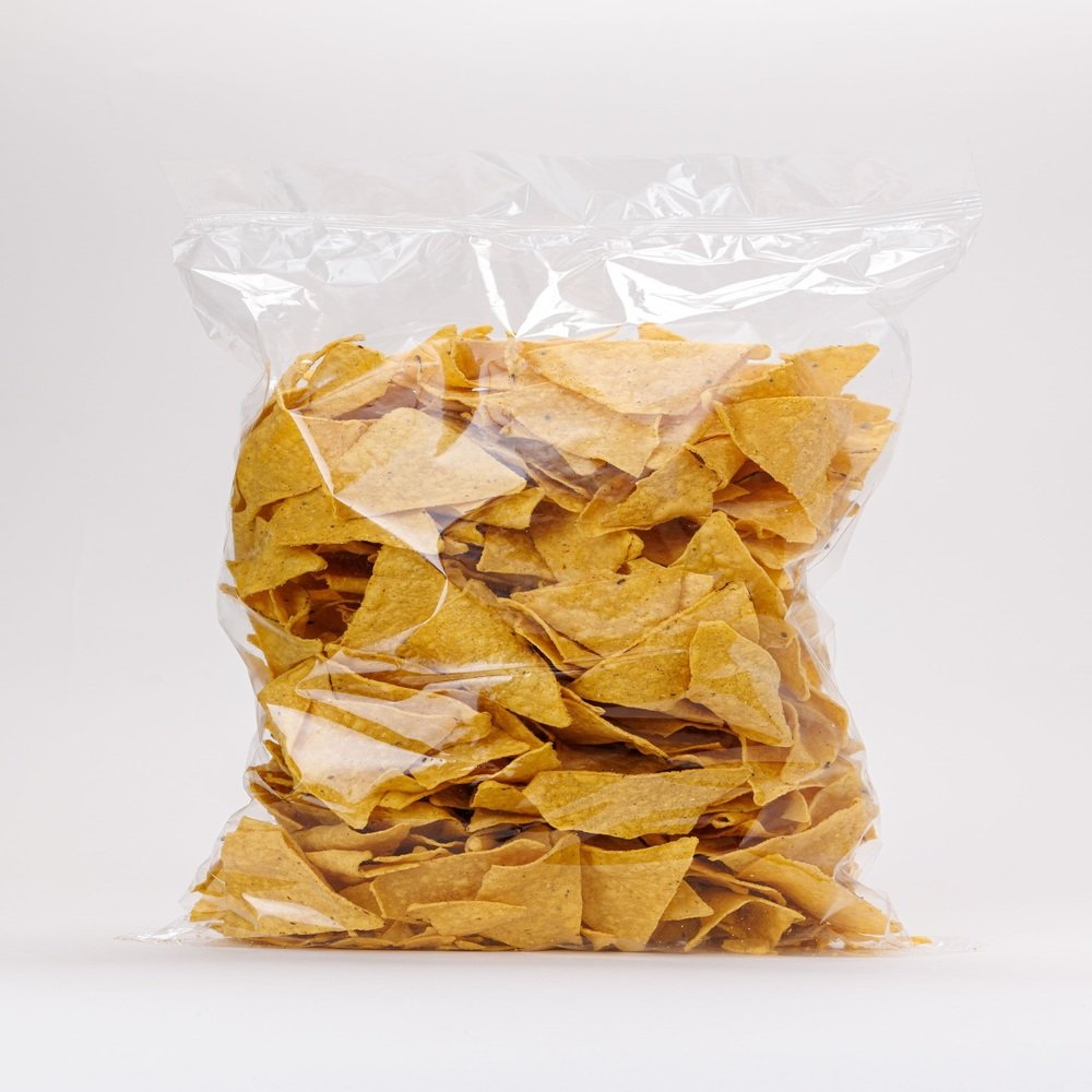 Totopos de maíz crujientes en presentación de paquete, ideales para chilaquiles